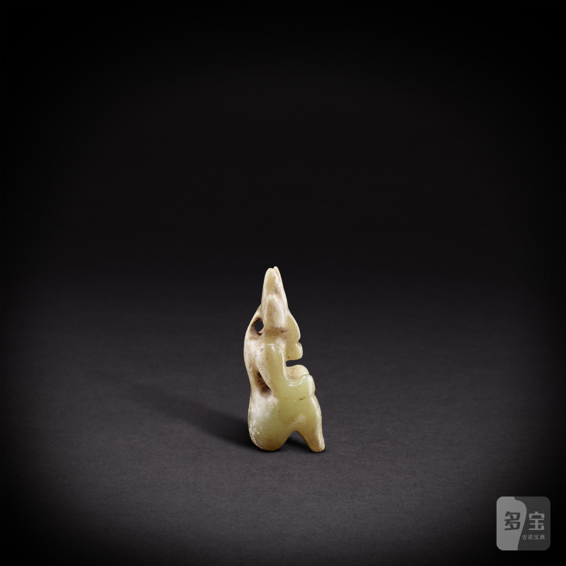 A celadon jade 'mythical figure' pendant, Neolithic period, Hongshan culture | 新石器時代 紅山文化 青玉巫人 - 图3